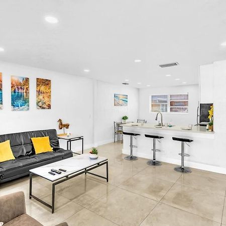 New Stylish 2 Bdrm Mins To Beach & Aventura Mall Халландейл-Бич Экстерьер фото