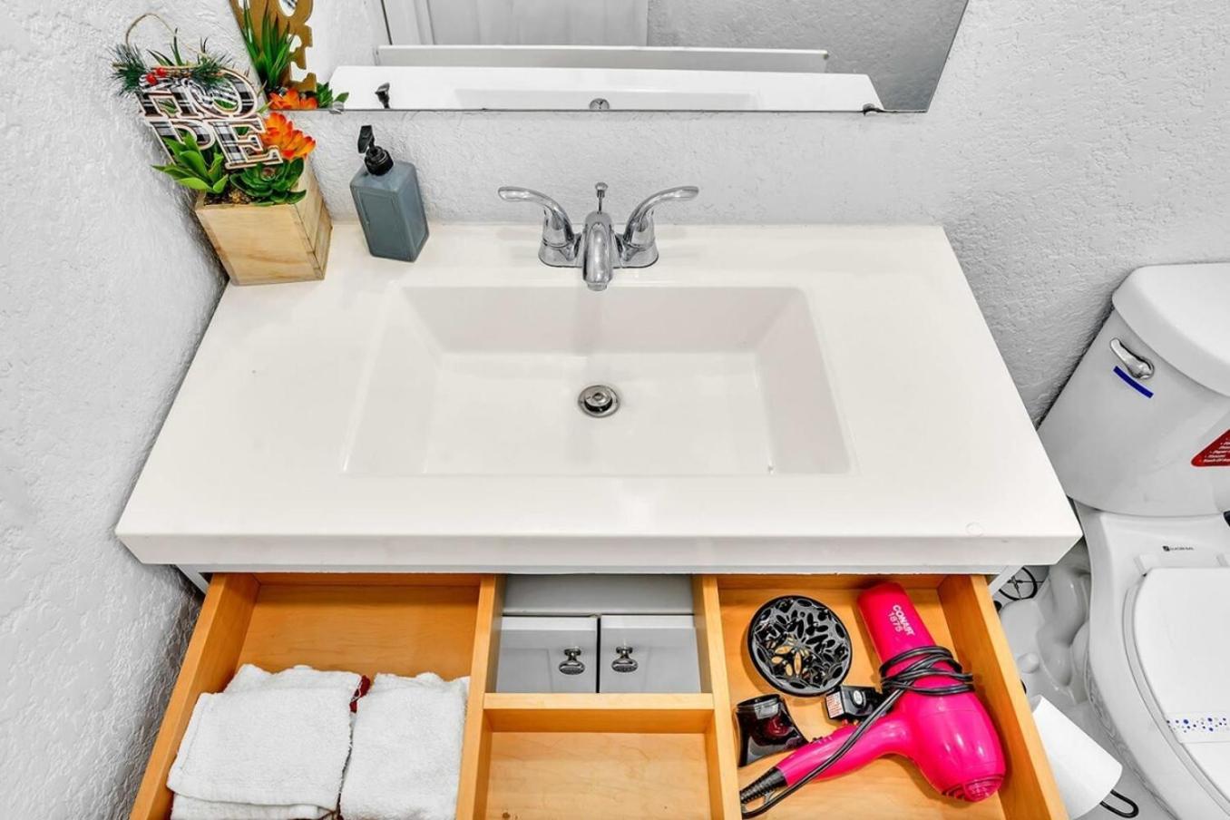 New Stylish 2 Bdrm Mins To Beach & Aventura Mall Халландейл-Бич Экстерьер фото