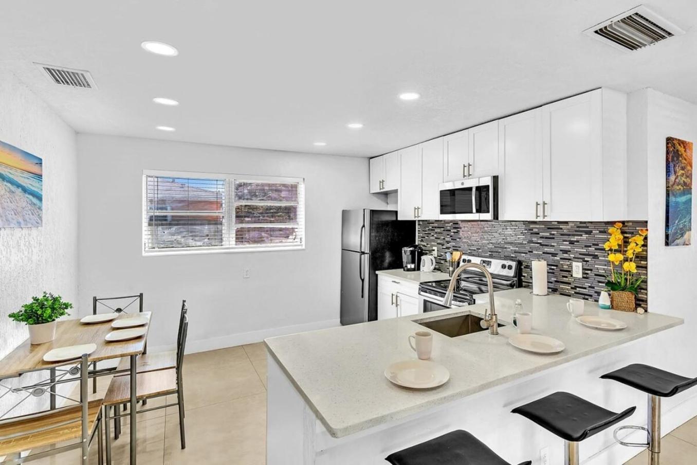 New Stylish 2 Bdrm Mins To Beach & Aventura Mall Халландейл-Бич Экстерьер фото