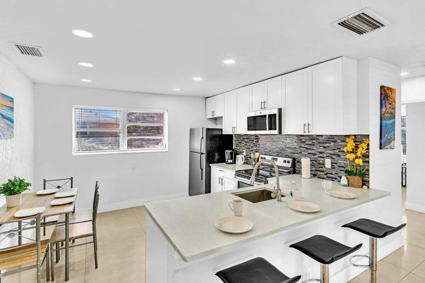 New Stylish 2 Bdrm Mins To Beach & Aventura Mall Халландейл-Бич Экстерьер фото
