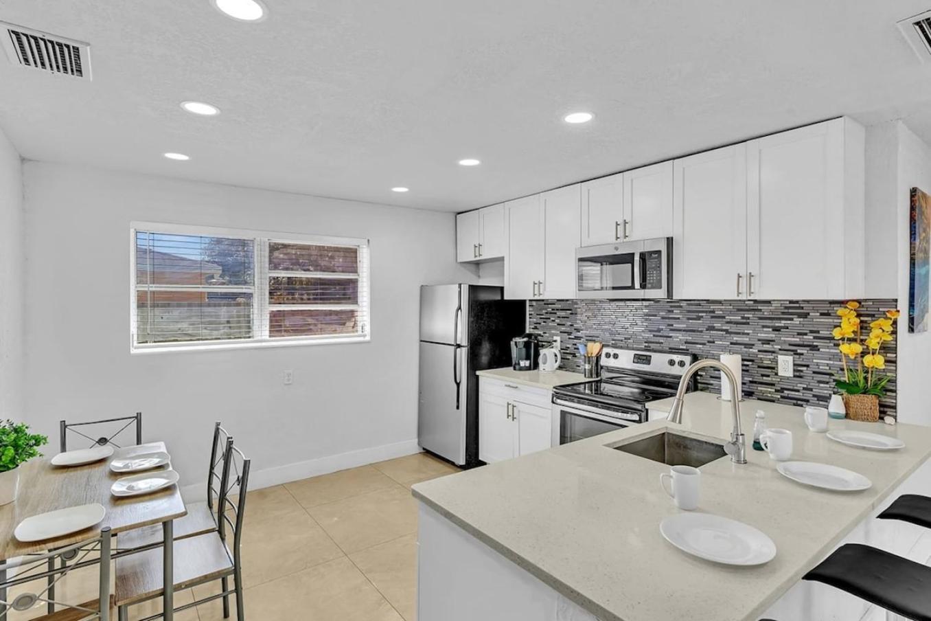 New Stylish 2 Bdrm Mins To Beach & Aventura Mall Халландейл-Бич Экстерьер фото